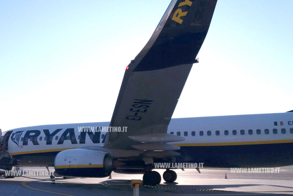 aereo-ryanair-in-pista-Lamezia-aeroporto-2017OK.jpg