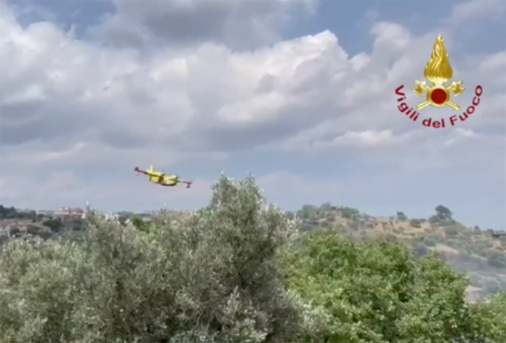 Incendi, fuoco minaccia case: canadair in azione nel Crotonese