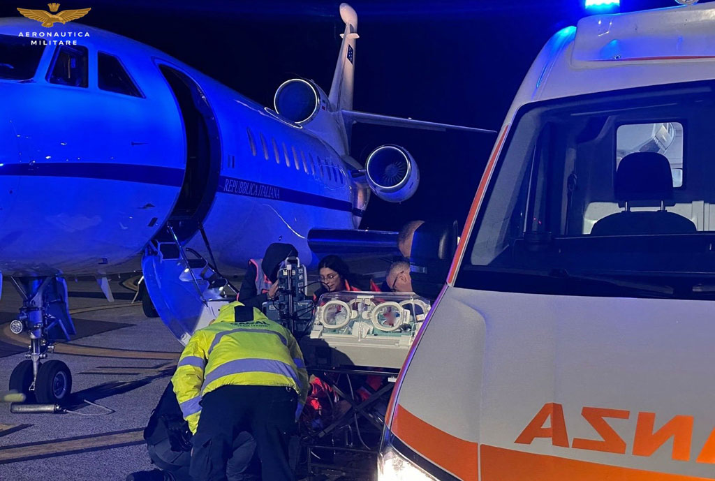 Neonato in pericolo di vita trasportato con volo militare da Lamezia a Roma