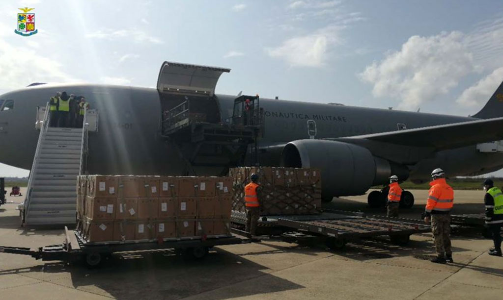 Coronavirus, continua ponte aereo dell'Aeronautica con materiale sanitario: voli anche verso Lamezia