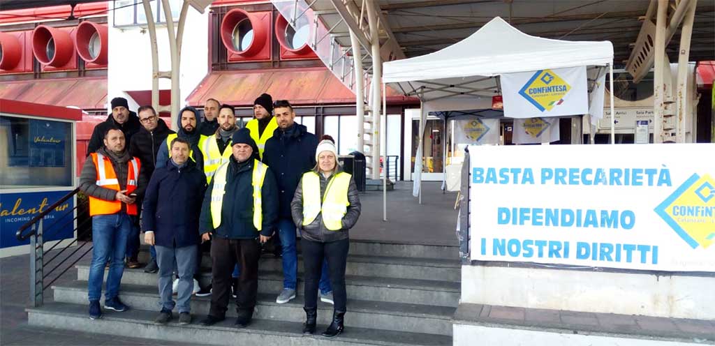 Lamezia, Confintesa: “Continua il sit-in dei lavoratori stagionali Sacal”
