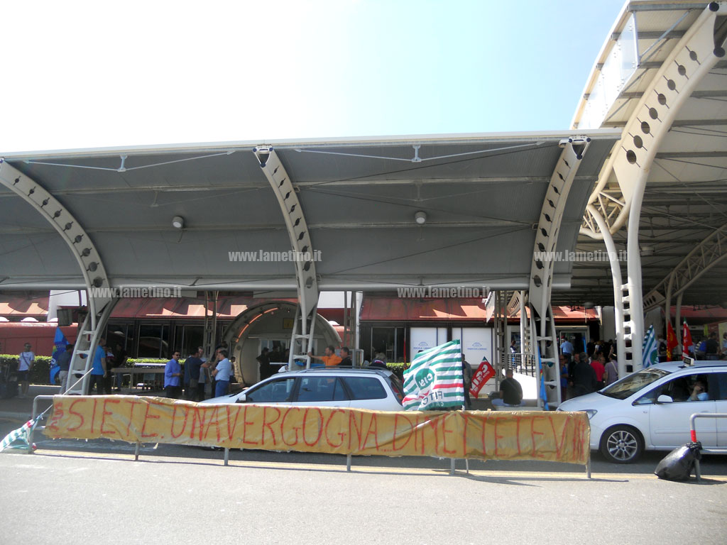Lamezia: protesta lavoratori davanti aeroporto per ammortizzatori sociali