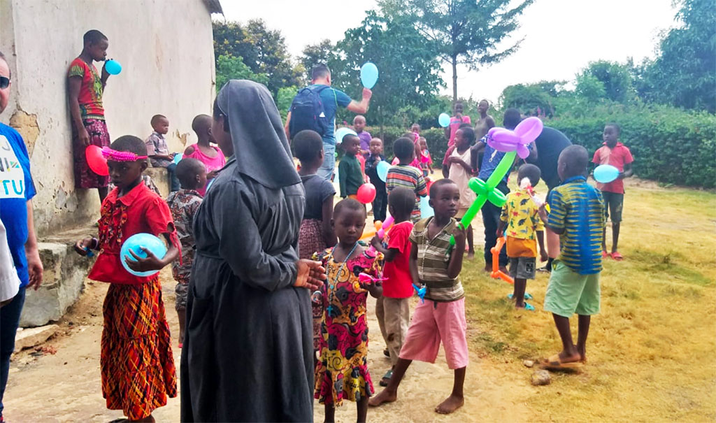 Dalla Calabria  alla Tanzania, il viaggio in Africa con “La Terra di Piero”: "Sorriso dei bimbi conquistato con un palloncino"