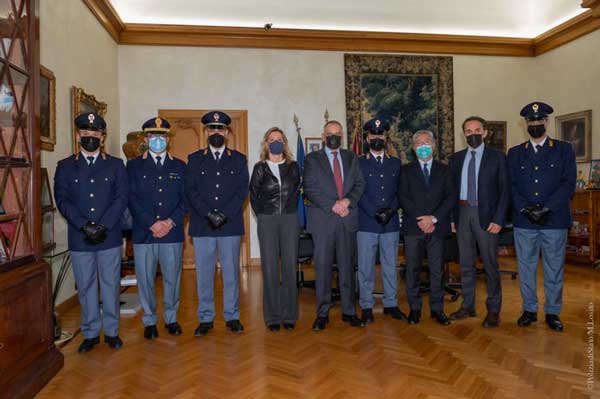 Salvano migranti in mare, ricevuti da Capo Polizia agenti Crotone