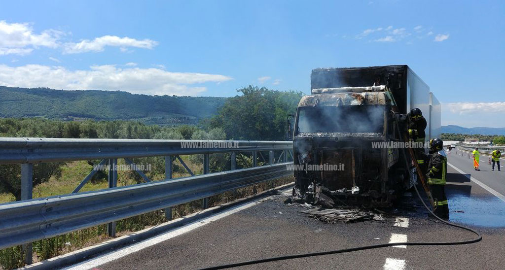 Autoarticolato in fiamme su A2 tra Lamezia e Pizzo