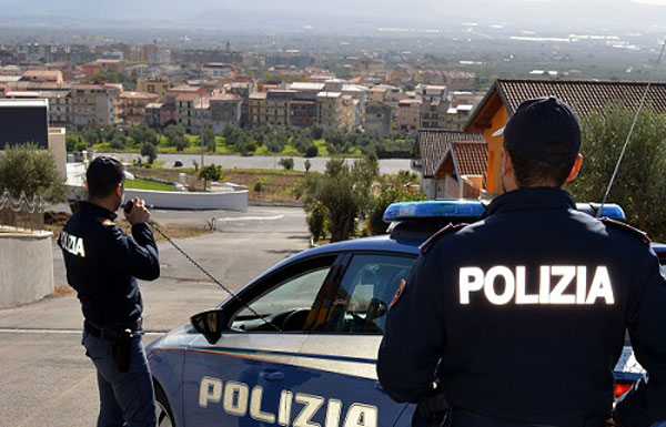 Lamezia, aggressione e tentata violazione di domicilio: Polizia arresta 34enne