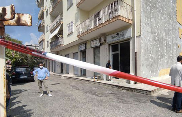 Agguato in agenzia funebre a Crotone, un morto e un ferito