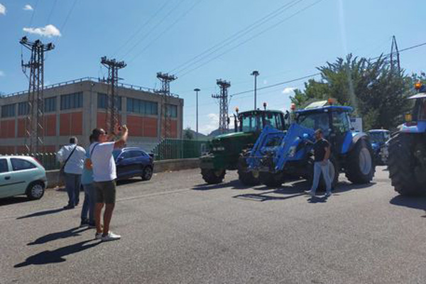 Siccità, agricoltori in marcia con i trattori nel Crotonese