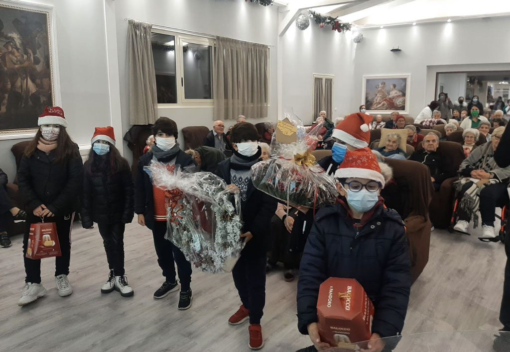 Lamezia, scuola primaria “T. Augruso” dona lavori realizzati in progetto “Natale con riciclo”