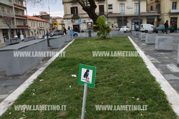 aiuole_piazza_mazzini_lamezia_segnali_cani.jpg