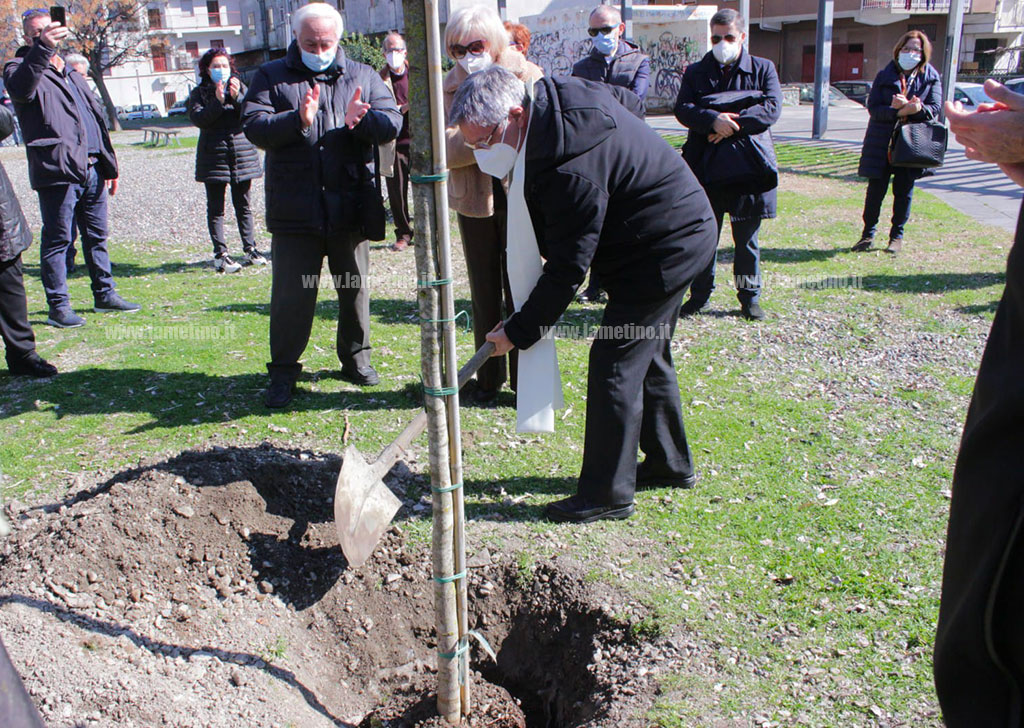 Lamezia, piantumato un albero nel parco Felice Mastroianni per salvaguardare equilibrio “uomo-natura”