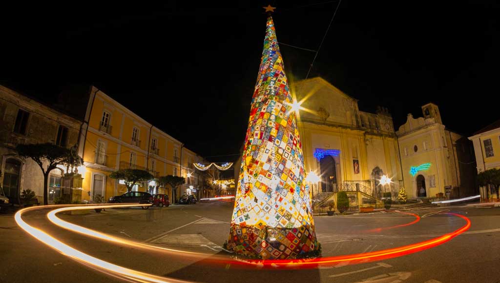 A Girifalco realizzato un albero di Natale all'uncinetto alto 9 metri