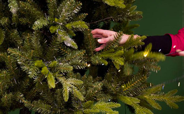 Natale, l'allarme di Coldiretti: "Alberi finti inquinano 10 volte in più di quelli veri"