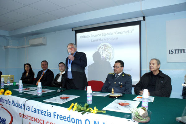 Lamezia, convegno su abuso di alcool e droghe all'istituto per geometri 