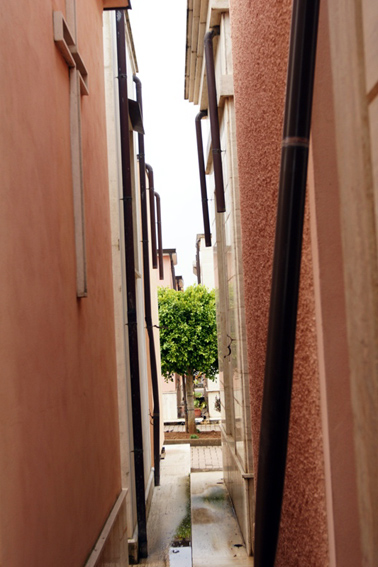 alcuni_punti_dove_sono_state_divelte_le_canalette_in_rame_10