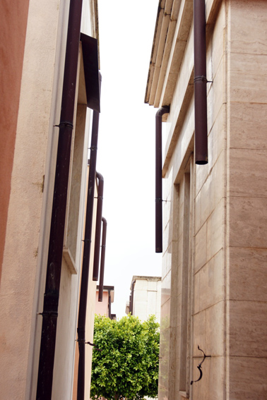 alcuni_punti_dove_sono_state_divelte_le_canalette_in_rame_15