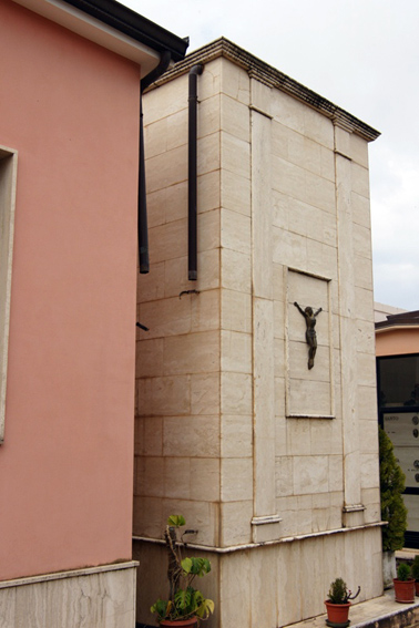 alcuni_punti_dove_sono_state_divelte_le_canalette_in_rame_3