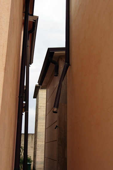 alcuni_punti_dove_sono_state_divelte_le_canalette_in_rame_7