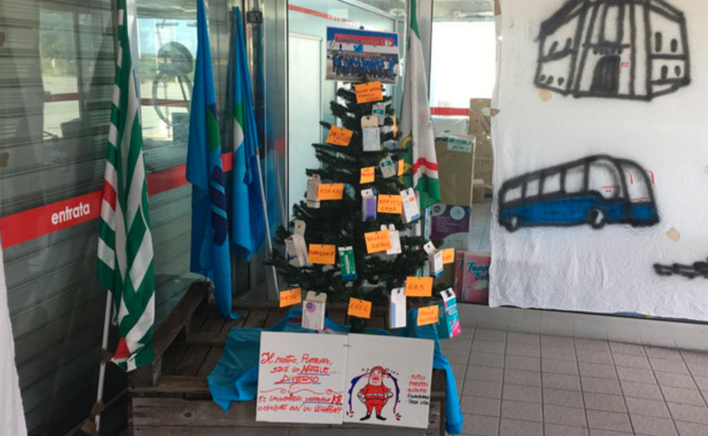 Dipendenti licenziati Carrefour Crotone addobbano albero Natale con post it su problemi e difficoltà