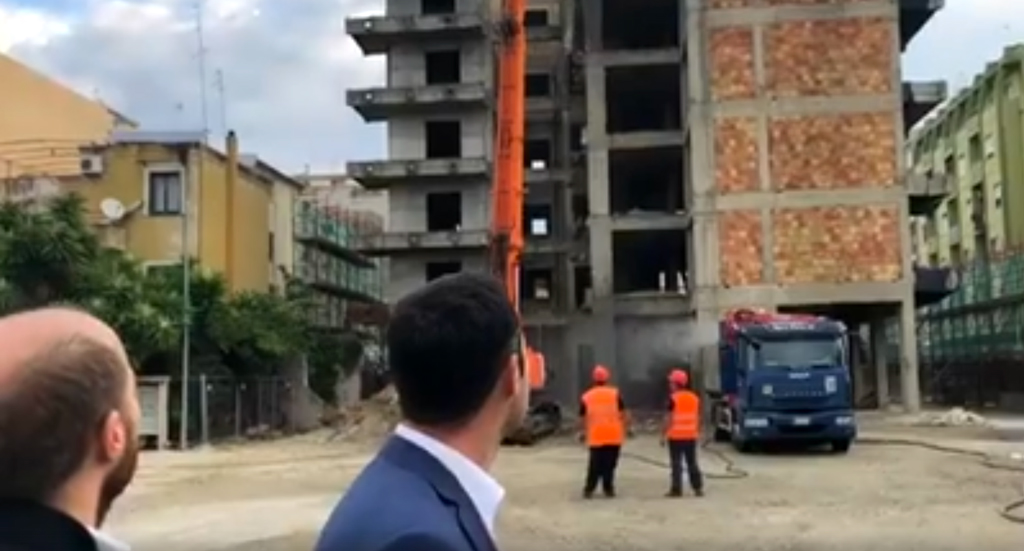 Abbattuto dopo 35 anni "ecomostro" di Soverato