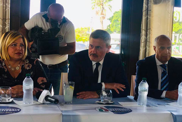 Alemanno visita tendopoli San Ferdinando: "Qui integrazione fallita"