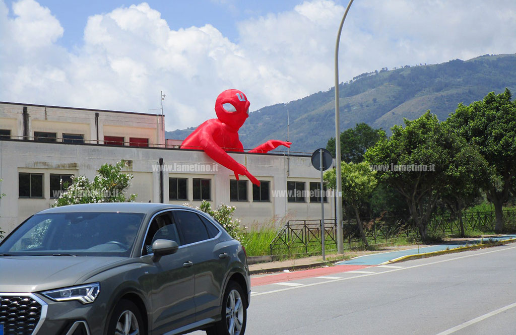 “Invasione aliena in città”: installate sagome giganti per l'inizio di "Lamezia in festa"