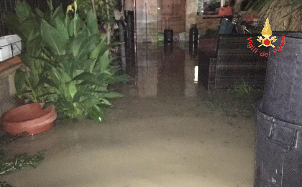 Maltempo nel catanzarese: strade allagate, smottamenti e alberi divelti