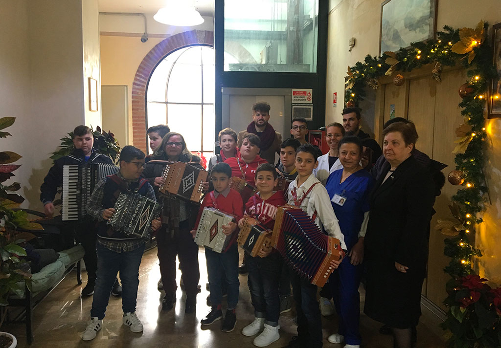 Lamezia, i giovani allievi del maestro Fazio allietano i pazienti della casa di riposo “Madonna del Rosario”