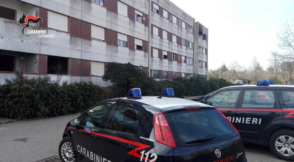 Lamezia: occupazione case e allacci abusivi energia elettrica in palazzine Aterp San Pietro Lametino, 4 arresti