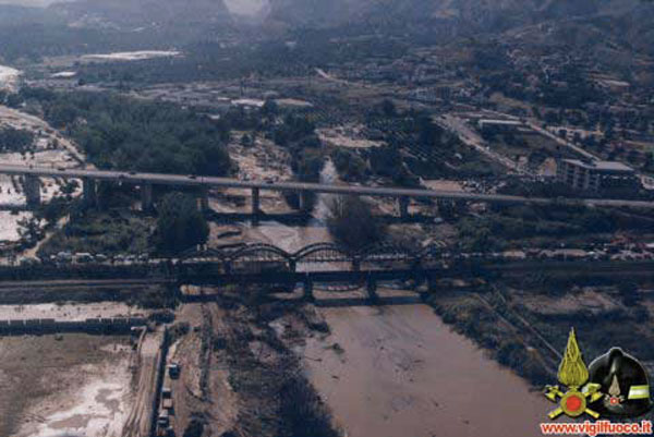 Commemorazione delle vittime dell’alluvione del 2000 a Soverato, inaugurata una stele 