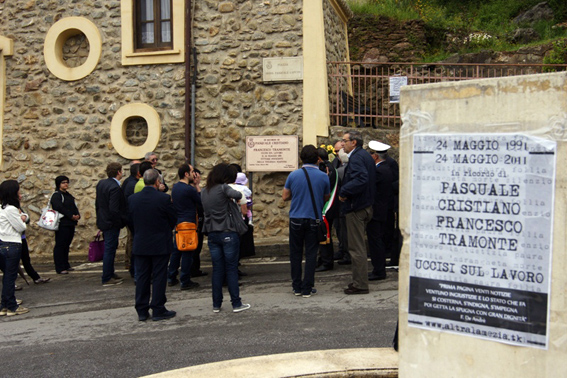 Lamezia, ventennale uccisione Tramonte e Cristiano (3). Collettivo Altra Lamezia affigge manifesti in ricordo