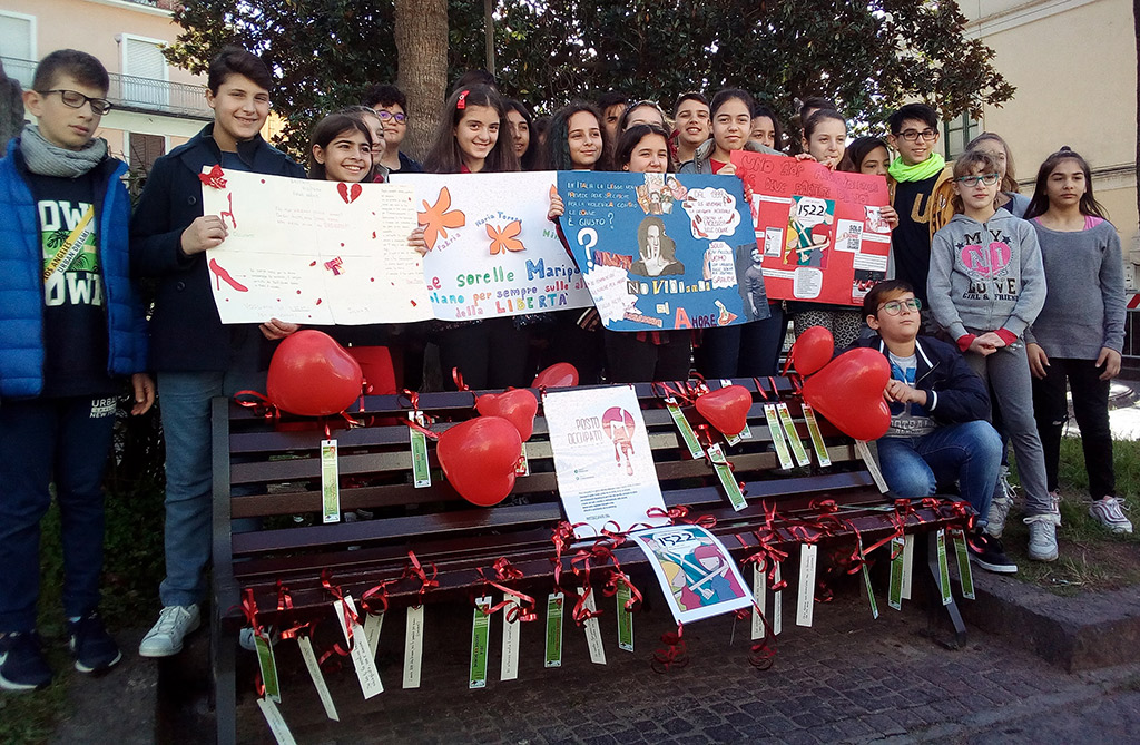  Lamezia, "La panchina dell'amore negato": l'installazione degli alunni della don Milani