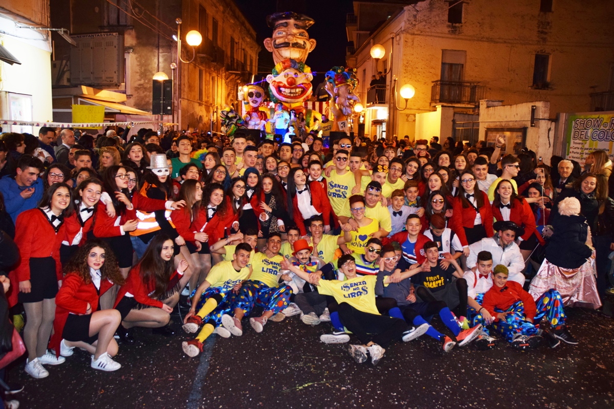 Prima sfilata del "Carnevale di Amantea" tra le vie del centro