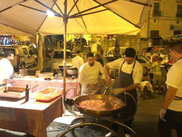 Giovani chef a Pizzo preparano l'amatriciana solidale in piazza 