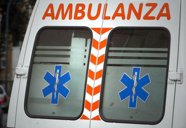 Tenta di uscire da auto ribaltata dopo incidente, muore 57enne a Fuscaldo 