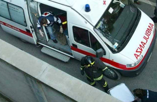 Calabria: 18enne si suicida lanciandosi da blacone a Cosenza