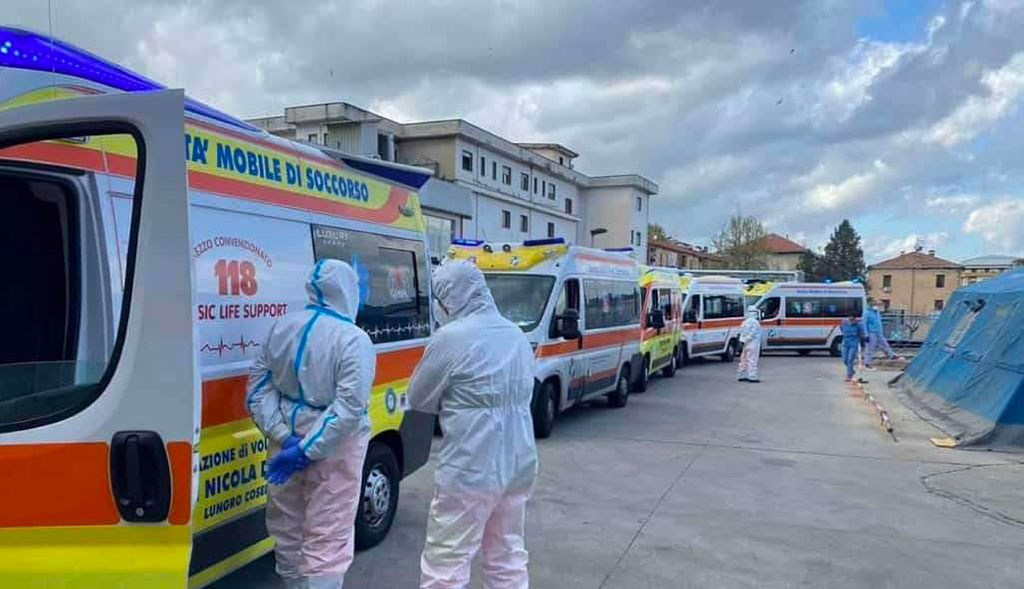 Emergenza Covid, ambulanze in fila all'ospedale di Cosenza davanti al Pronto soccorso