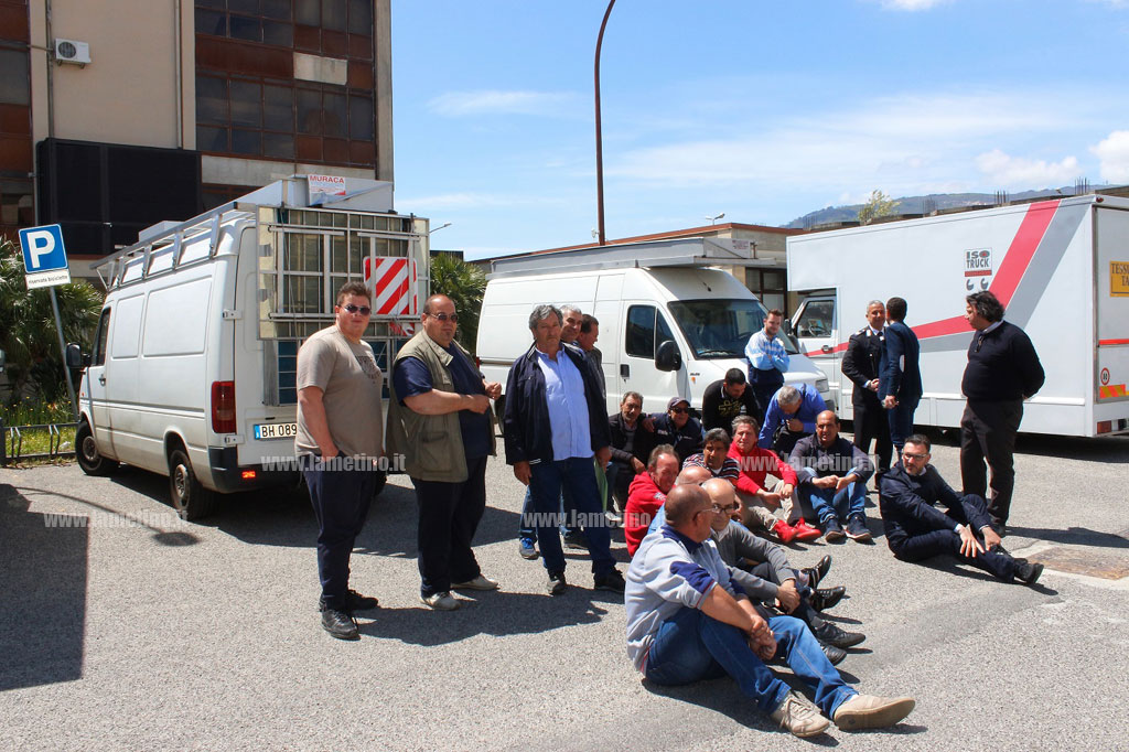 Lamezia, sit-in di protesta commercianti ambulanti: ancora ritardi amministrazione su modifiche aree mercatali