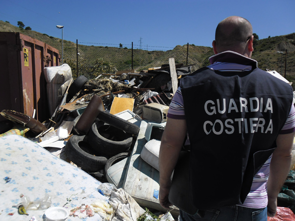 Calabria: Guardia costiera sequestra 250mq di discarica abusiva nel cosentino
