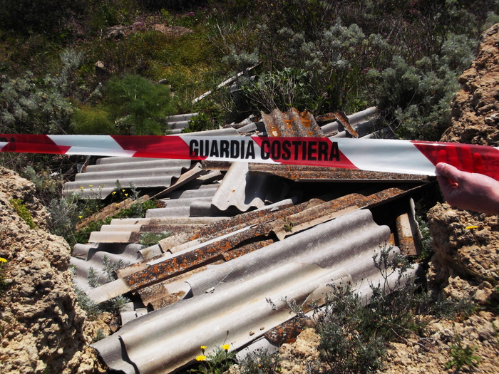 Capitaneria sequestra discarica amianto a Crotone