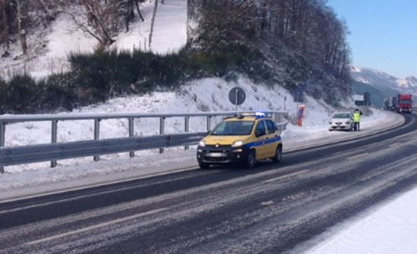 Nevica su A2 tra Campagna e Sibari e su SS 107