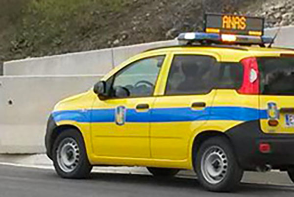 Auto in fiamme sull’A2 a Rogliano, traffico rallentato e code