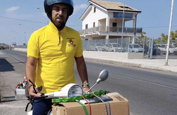 Nuova avventura per Andrea, oggi percorre in vespa la statale 106 in memoria delle vittime