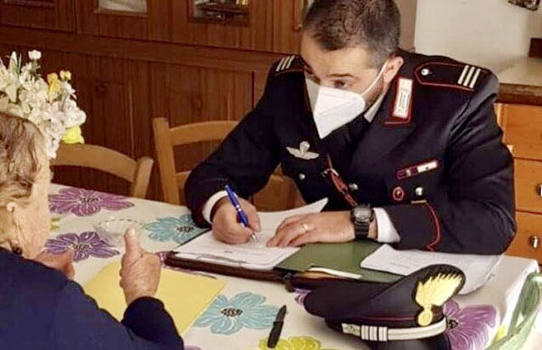 Maltratta e minaccia di morte la mamma, arrestata 54enne a Catanzaro