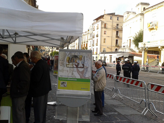 Lamezia, visita del Papa: Diverse persone in fila per annullo filatelico 