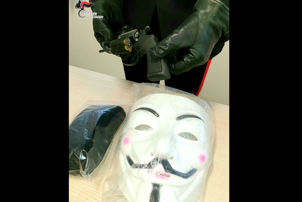 Lamezia, rapinò appartamento mascherato da “V per Vendetta”: indagati altri due complici