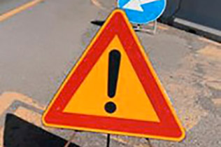 Cadono calcinacci in galleria 106 a Catanzaro, forate gomme auto