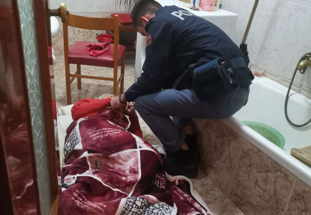 Anziana sola in casa cade e si rompe femore, soccorsa dalla Polizia a Crotone