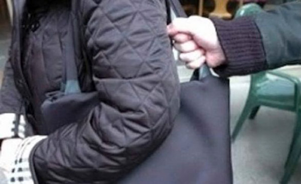 Scippa borsetta a 75enne e le ruba telefono, denunciato cutrese