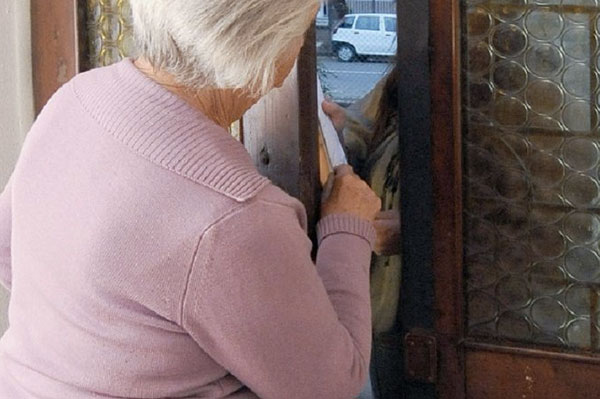 Intimidazioni e minacce alla nonna per avere denaro, arrestato 30enne nel cosentino